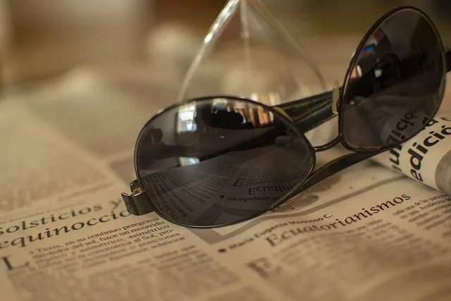 sunglasses, newspaper, news, read, to write, article, desk. How to build a useful morning news brief