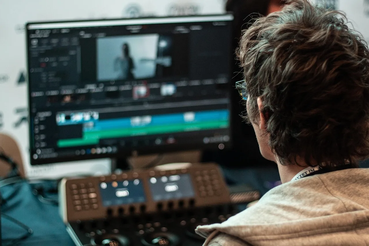 man, editor, color correction, colorist, professional colorist, work, remote work, mobile work, closeup, video, editor, editor, editor, editor, editor, remote work. Correction problems and fixes: seven newsroom failures